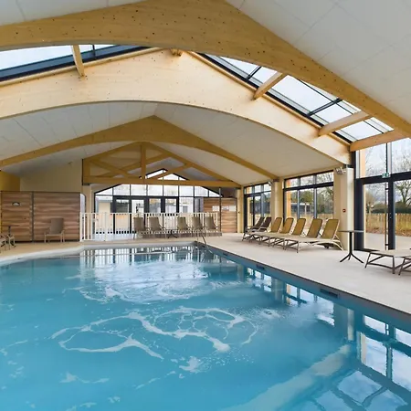 Piscine Chauffee Commune, 2 Adultes 2 Enfants בקתה